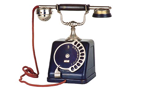 Телефон фирмы Siemens&Halske для звонков через АТС. Из-за формы диска получил прозвище «кастет». История телефонов: Первый телефонный звонок