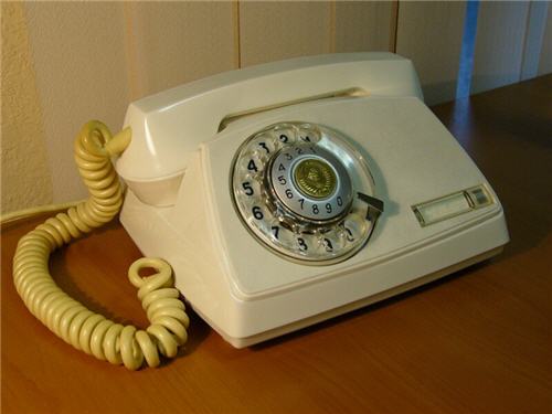Один из самых популярных в СССР телефонов рижского завода ВЭФ. Он выпускал аппараты и для правительственной связи. История телефонов: Первый телефонный звонок