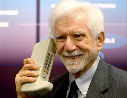 Легенда мобильной связи – сын украинских эмигрантов сэр Мартин Купер со своим изобретением – сотовым телефоном. История телефонов: Первый телефонный звонок