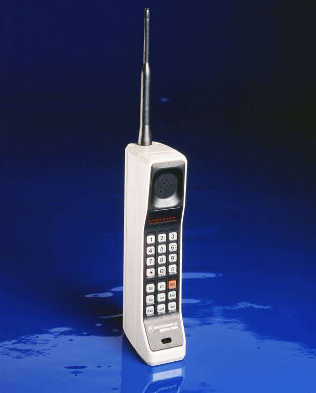 Первый мобильный телефон Motorola DynaTAC 8000X. История телефонов: Первый телефонный звонок